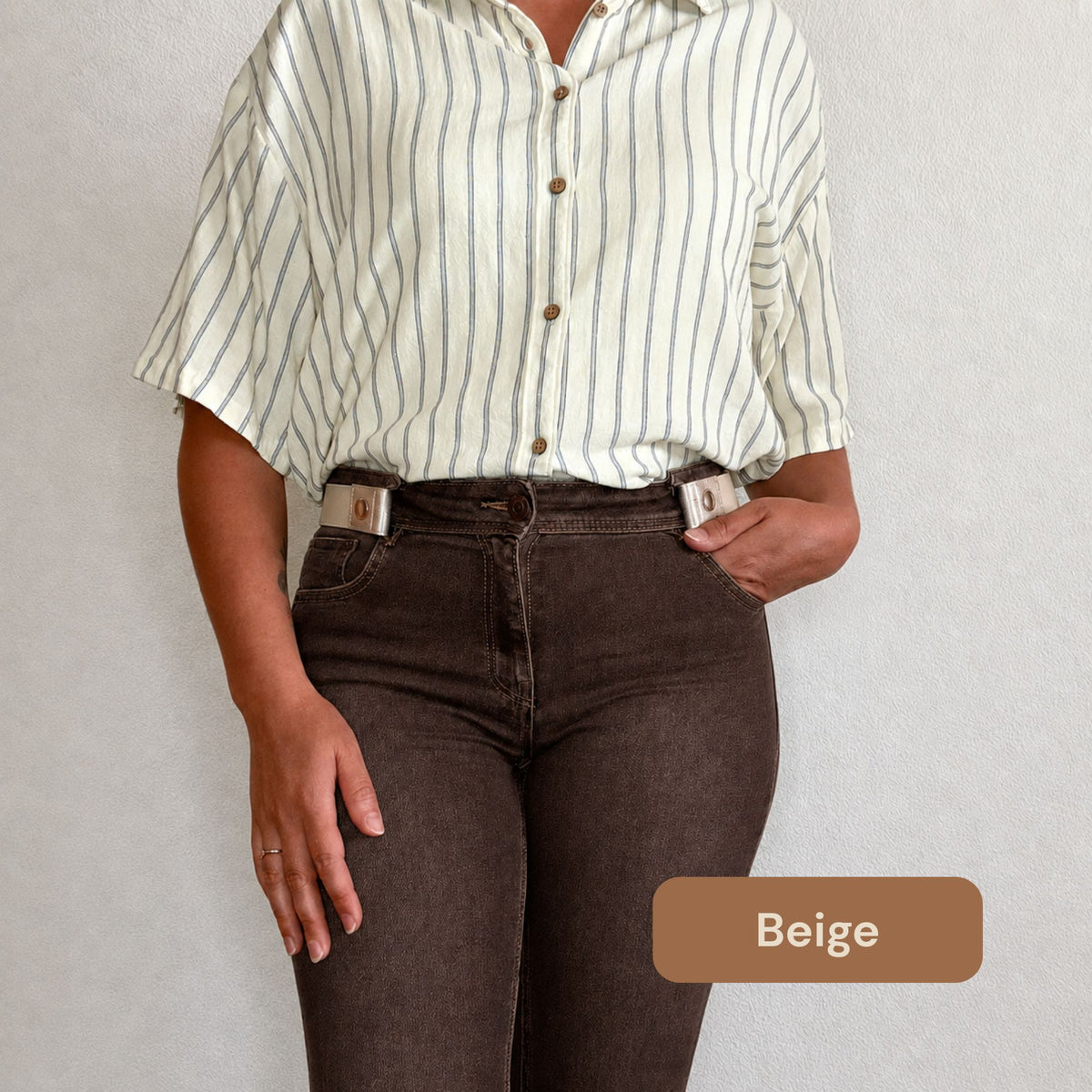 Femme portant la ceinture sans boucle TENELYA beige avec un pantalon chocolat