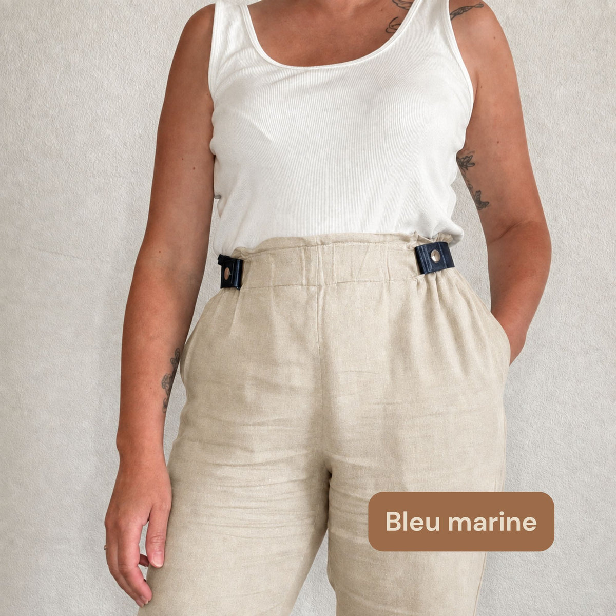 Femme portant la ceinture sans boucle TENELYA bleu marine avec un pantalon beige clair