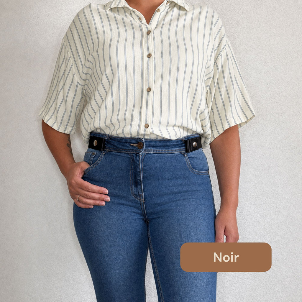 Femme portant la ceinture sans boucle TENELYA noire avec un jean bleu